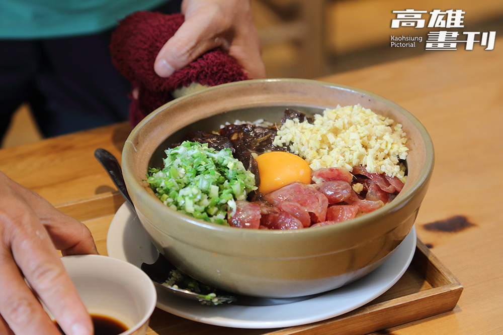 「生米煮成熟飯」是招牌煲仔飯的美味訣竅，需守在爐前50分鐘，才能煮出白飯Ｑ彈、鍋巴香脆的煲仔飯。(攝影/Carter)