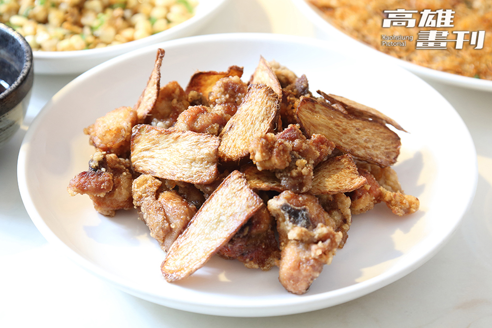 「麻油煸雞腿」選用臺南優質麻油搭配溫體雞肉，鹹香涮嘴。(攝影/Carter)