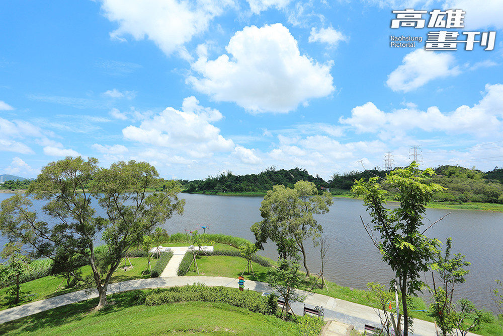 觀音湖原名總督埤，面積達30公頃，湖水清澈平靜，蘊藏豐富的生態，也是眾多候鳥棲息的樂園。(攝影/Carter)