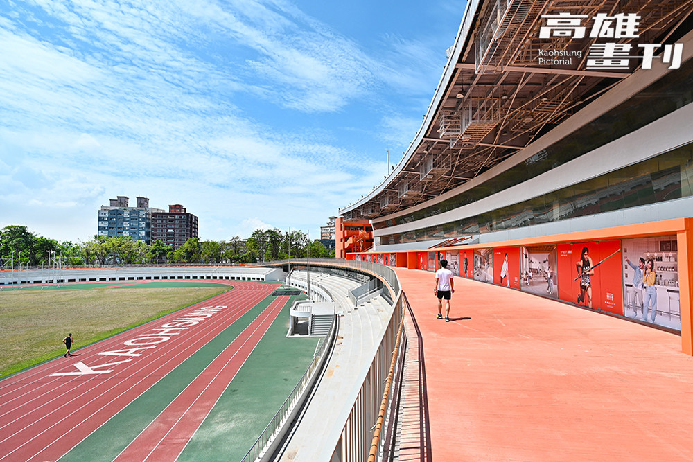 市府透過與捷運O9站聯合開發的模式，將中正運動場轉型活化為複合式運動生活場域「苓雅運動園區Kaohsiung Highline Park」。(攝影/Carter) 