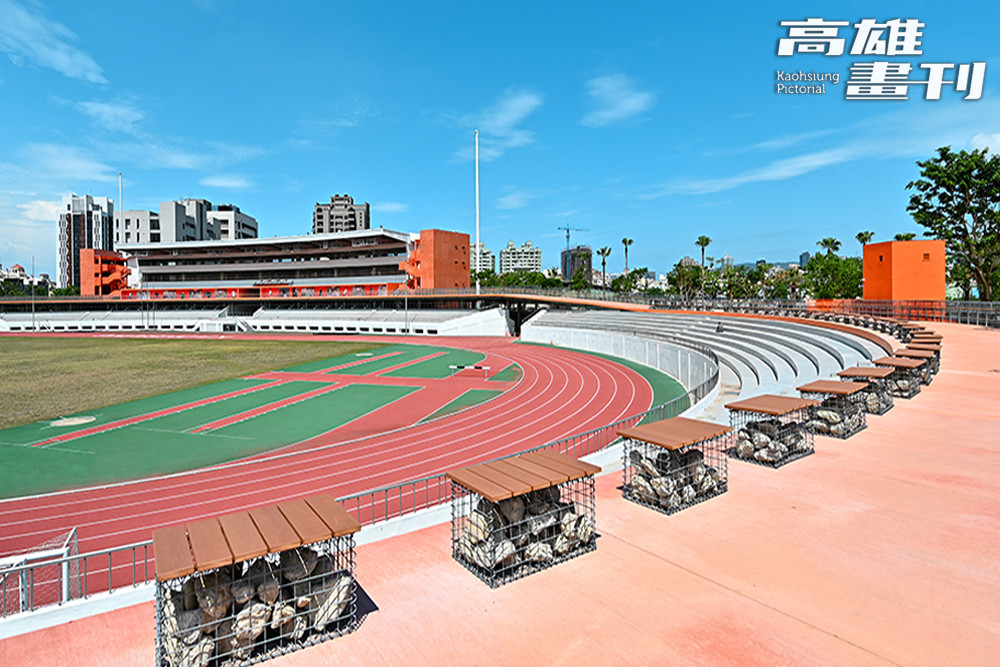 苓雅運動園區場館以開放與包容為精神，讓市民在自然光與綠意環繞中，盡情享受運動與休閒的樂趣。(攝影/Carter) 