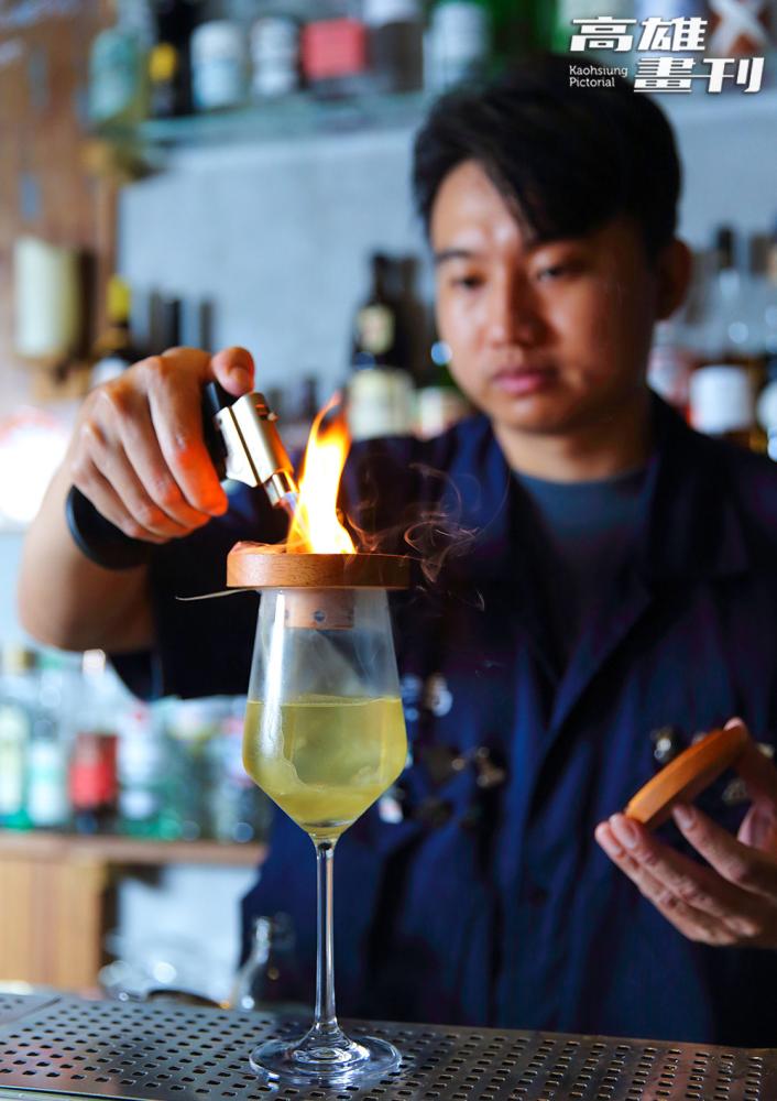調酒師阿勳創作的「虔誠旅人」，以釋迦果泥搭配菩提葉與凱莉茴香，木質煙燻開端、果香蜜味收尾，展現甘甜中帶沉靜的獨特尾韻。(攝影/Carter)