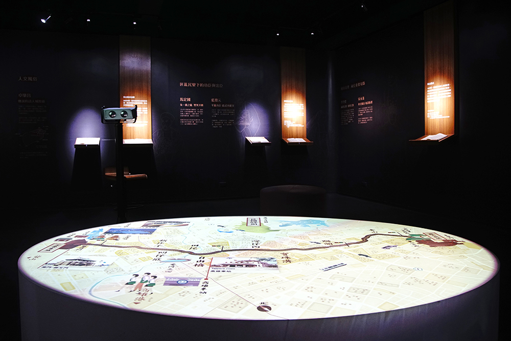 「流轉中的鳳山縣城」，透過VR科技裝置體驗，穿梭雙城古道，訴說鳳山雙城百年來的分與合。（攝影/曾信耀）