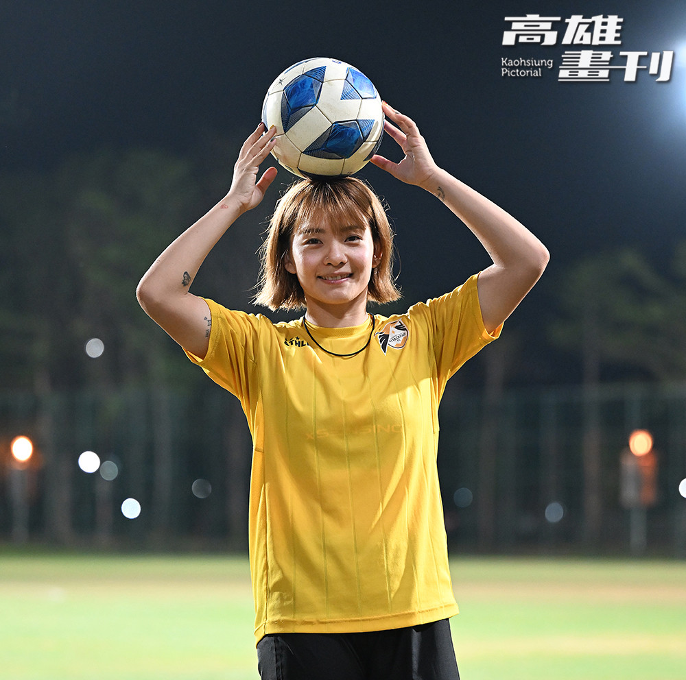 高雄先鋒女子足球隊隊長曾雯婷在球隊中負責邊後衛的防守核心，對她而言，場上最享受的就是和隊友團隊合作做出很漂亮的射門，即使沒進球門，也一樣很興奮很開心。(攝影/Carter)