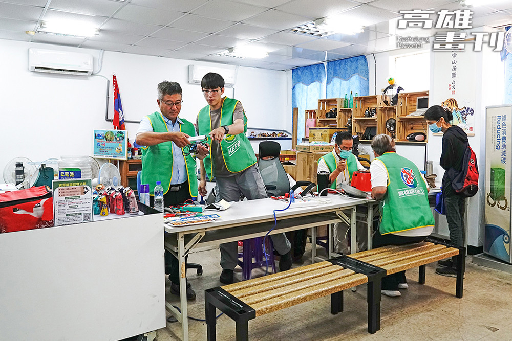 高雄維修志工隊今年規劃辦理家電與玩具維修服務共26場次，每人限檢修一件，現場維修數量有限，務必要把握機會。(攝影/曾信耀)