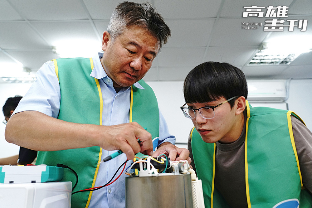 擁有30多年家電維修資歷的鍾尚彣，除了幫民眾檢修家電，也會教導基本保養技巧，延長家電壽命。(攝影/曾信耀)