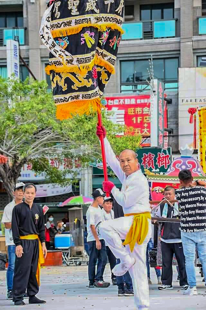 神明出巡時，涼傘首需逆、順時針交互轉動涼傘，象徵天地運行、生生不息。(圖片提供/呂柏達)