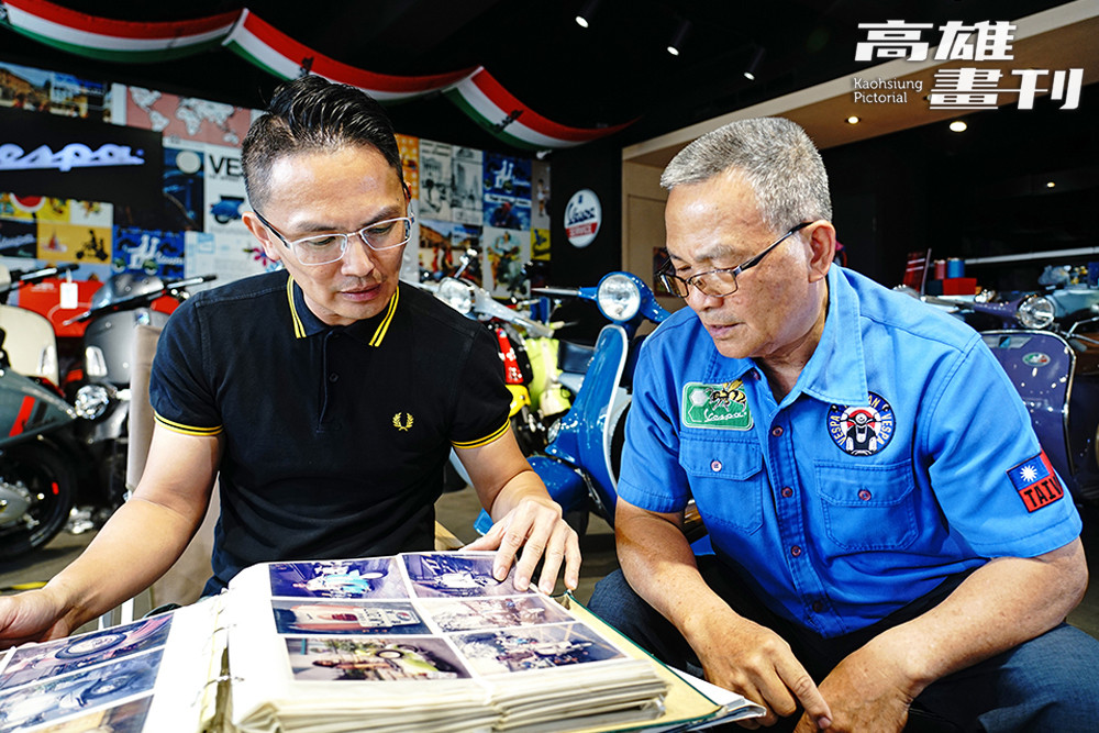 因為熱愛收藏維修偉士牌機車，讓陳明德、陳鈺衡父子倆有聊不完的話題。(攝影/曾信耀)