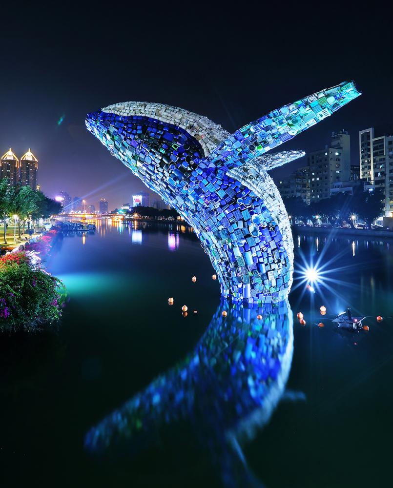 夜晚愛之鯨的水面倒影，彷彿夢幻童話出現在現實裡。（攝影／Carter）