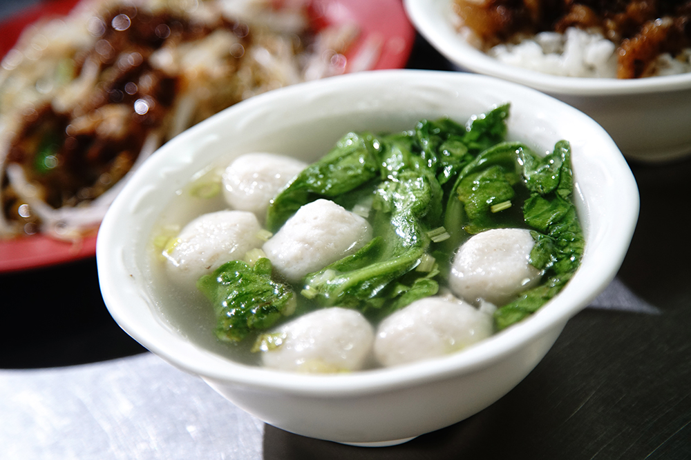 魚丸湯加入茼蒿，瞬間勾起記憶中的古早味。（攝影／曾信耀）