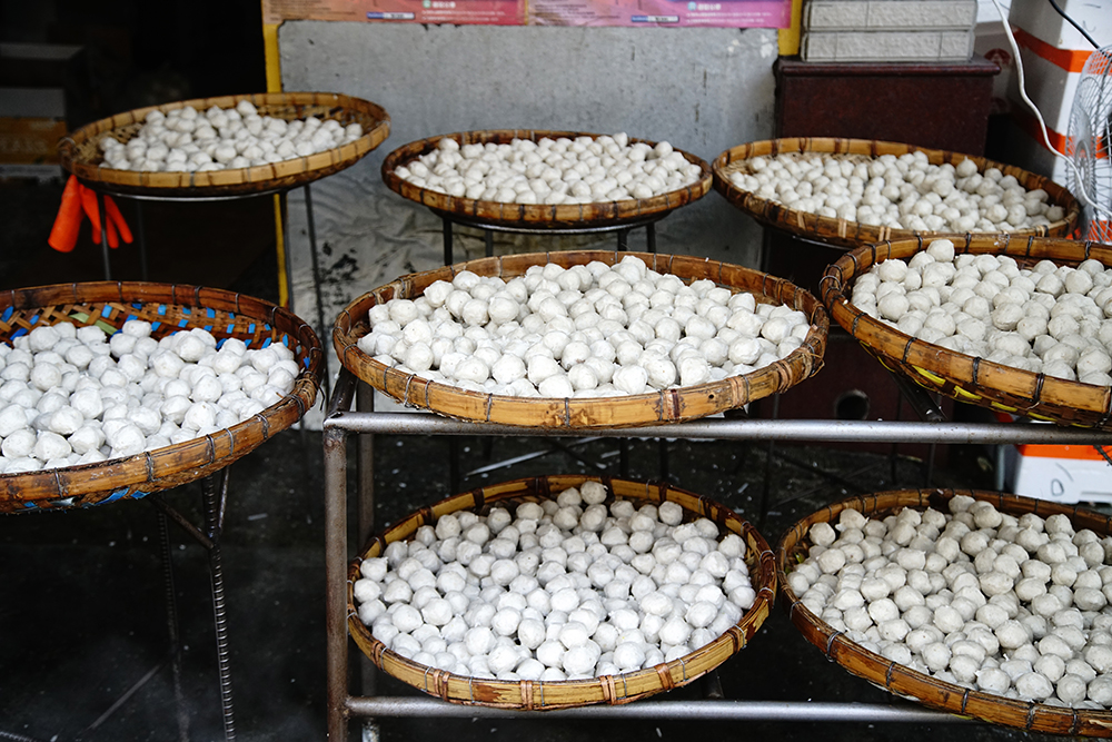虱目魚丸、旗魚丸、花枝丸、香菇虱目魚丸口味種類多，還有虱目魚肚、虱目魚柳、虱目魚皮、虱目魚肚一夜干、虱目魚香腸、蒲燒虱目魚，虱目魚老饕最愛嚐鮮的味道。（攝影／曾信耀）