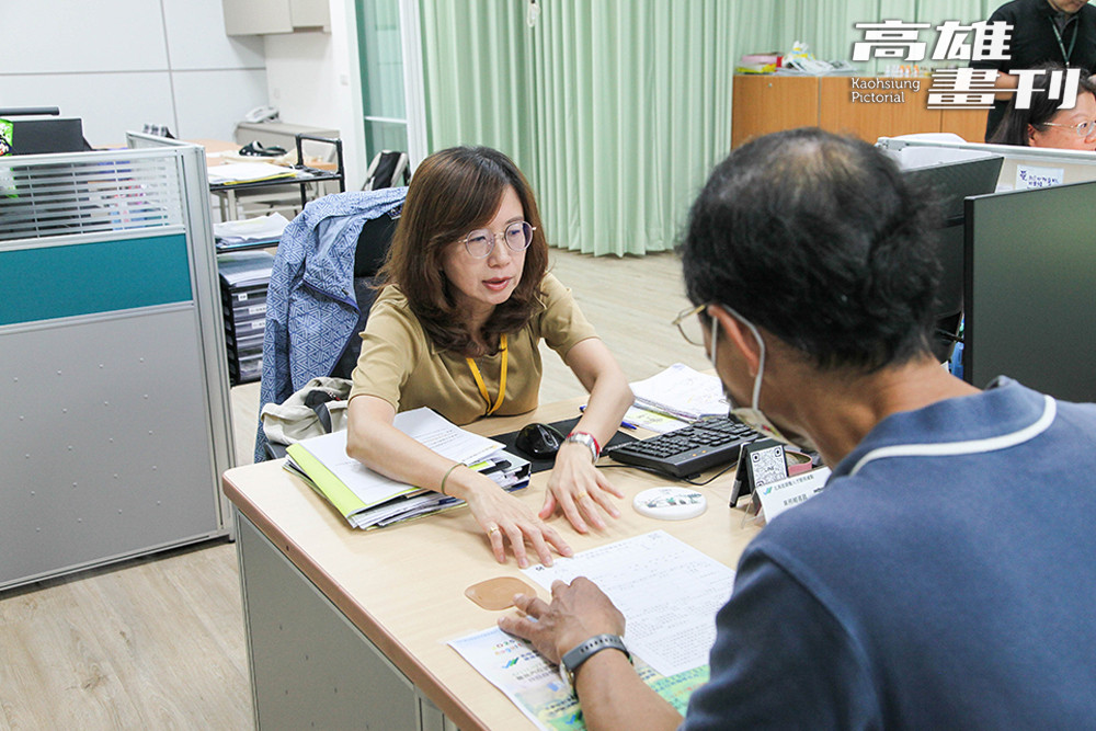 輔導員細心傾聽民眾過往經歷與再就業動機，量身規劃職涯建議。(攝影/李瑰嫻)