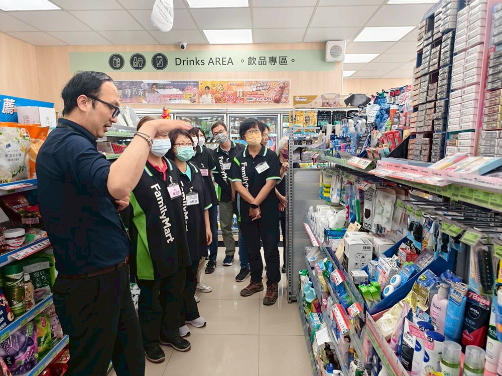 學員在職場觀摩活動中參觀企業現場，親身體驗實務工作。(圖片提供/勞工局訓練就業中心)