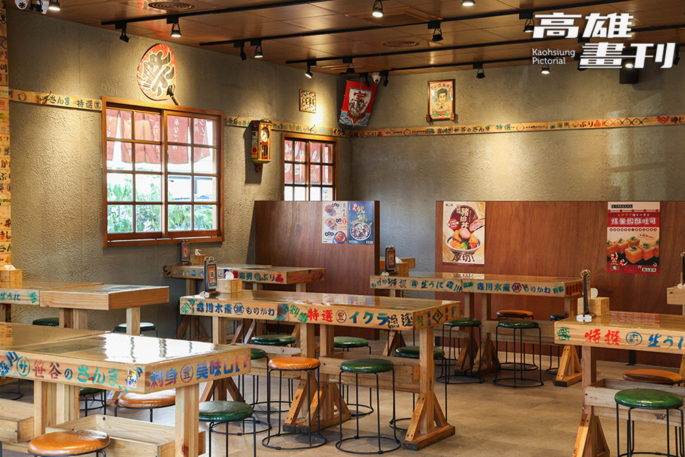 店內餐桌以海鮮木箱為靈感製作，搭配各種可愛的復古小物，彷彿來到日本昭和時代的大眾酒場。(攝影/李瑰嫻)