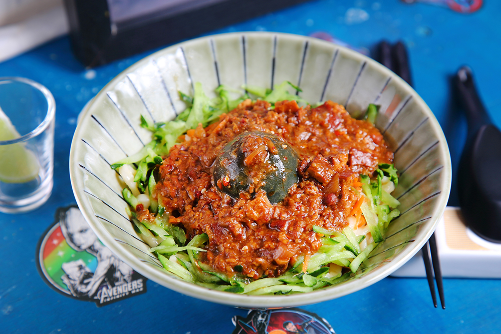 麻麻雜雜特製炸彈麵，秘製麻醬加入辣油，再放上一顆松花皮蛋，拌麵，讓人意猶未盡。（攝影／Carter）