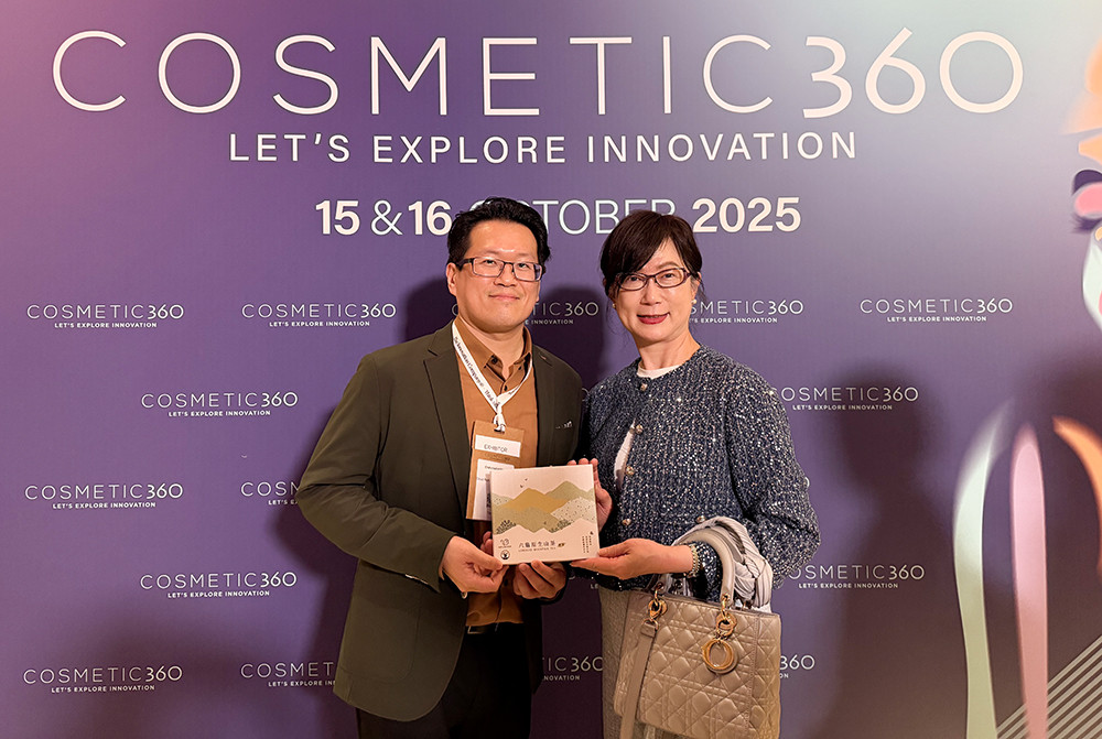 「PAPILLONDOUX」創辦人許智傑攜六龜山茶香氛登上法國巴黎Cosmetic 360展覽會，並與臺灣駐法代表郝培芝合影。(圖片提供/PAPILLON DOUX許智傑博士)