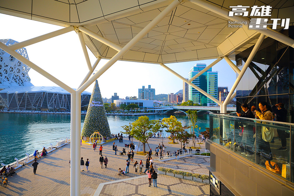 在港灣第一排，放慢腳步看風景，FOCUS 13 珊瑚廣場成為與高雄城市對話的日常所在。(攝影/Carter)