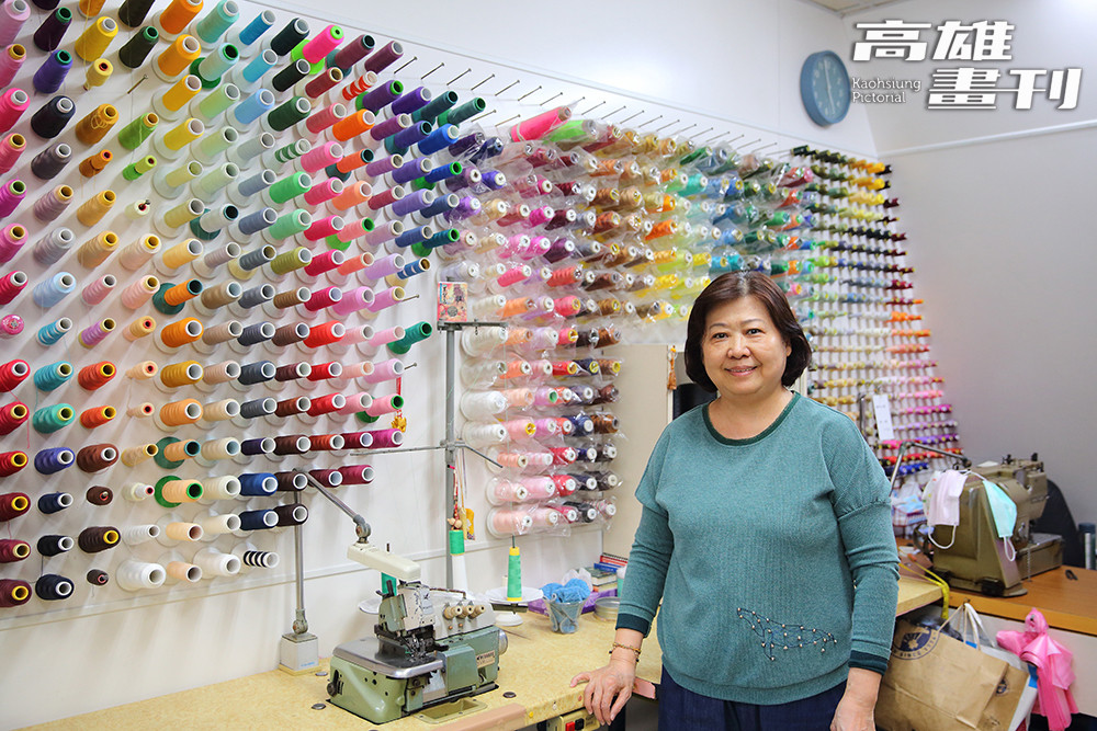 裁縫分工細緻，像是「喬方的店」裁縫師傅楊喬方主要工作就是車布邊與鈕釦洞。(攝影/Carter)