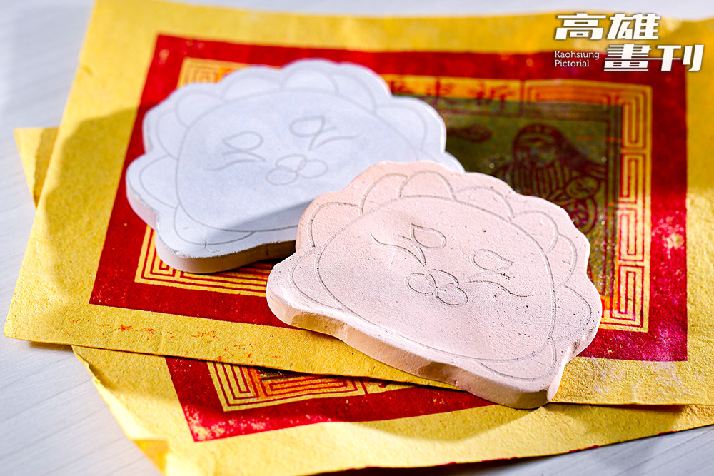 使用金紙灰燼加入水泥或陶土等材質製作，讓香灰成為更具質感的生活物件。(攝影/Carter)