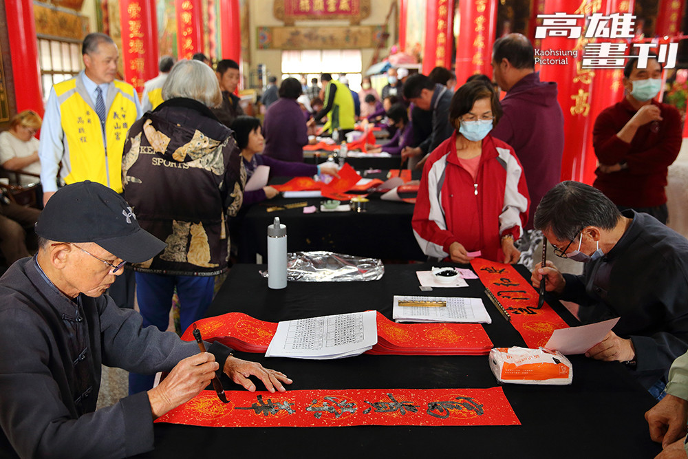 北至雲林、南至屏東，農曆過年前紫雲書藝的書法老師們為了揮毫活動總是相當忙碌，有時一天兩場，最高紀錄還有一天四場。(攝影/Carter)