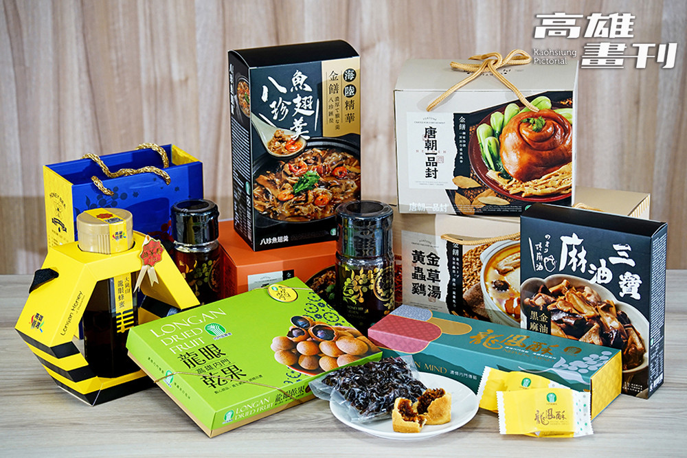 龍鳳酥、龍眼乾、龍眼蜂蜜及年菜禮盒都是受歡迎的內門伴手禮。(攝影/曾信耀)