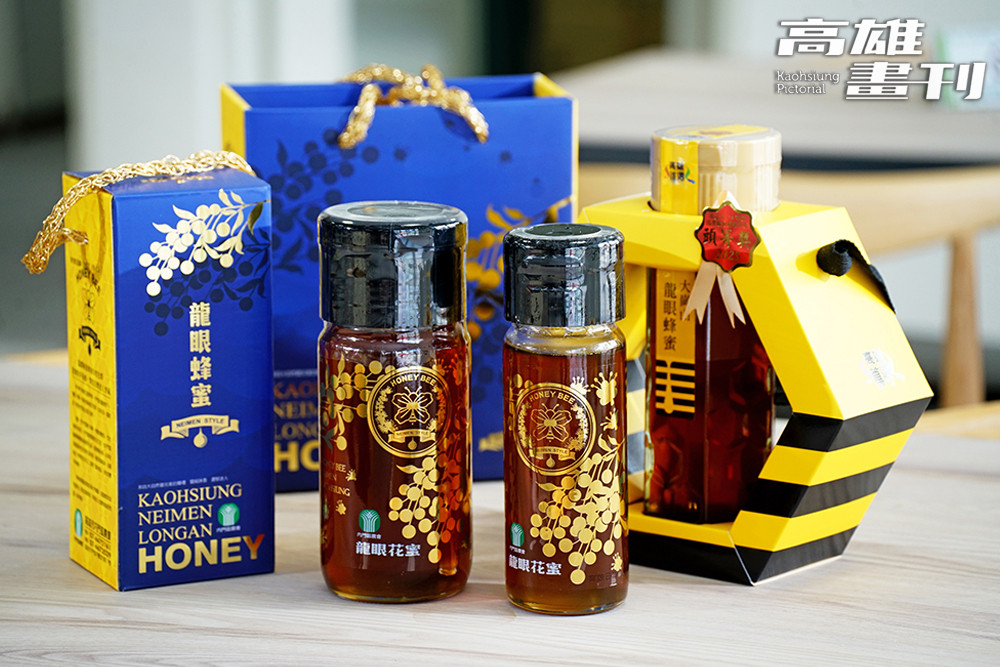 龍鳳酥、龍眼乾、龍眼蜂蜜及年菜禮盒都是受歡迎的內門伴手禮。(攝影/曾信耀)