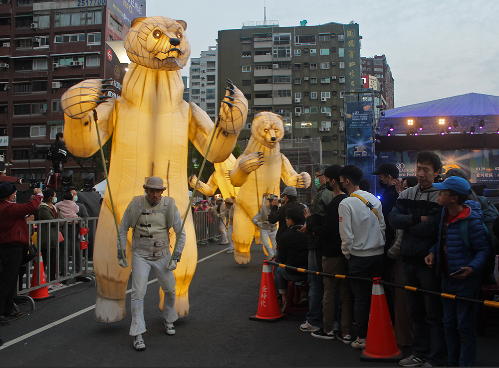趣味十足的法國Gueule d‘ours大白熊夜光踩街秀。（圖片提供／高雄市政府觀光局）