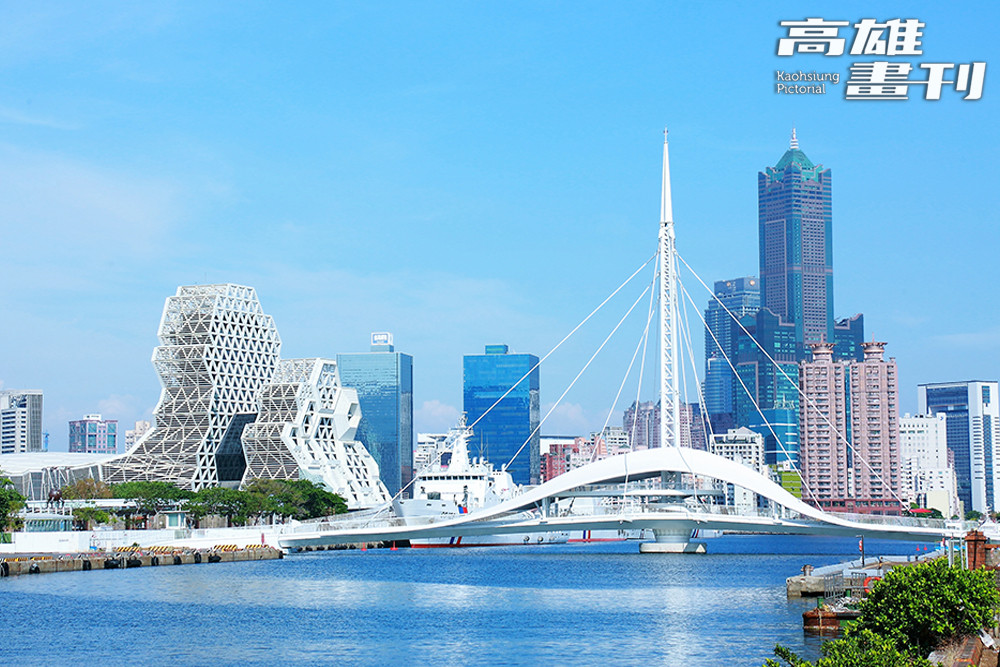 來高雄追星之餘，不妨抽空逛逛駁二藝術特區周邊與大港橋，也許還能在夜間拍到大港橋亮著偶像專屬的應援色。(攝影/Carter)