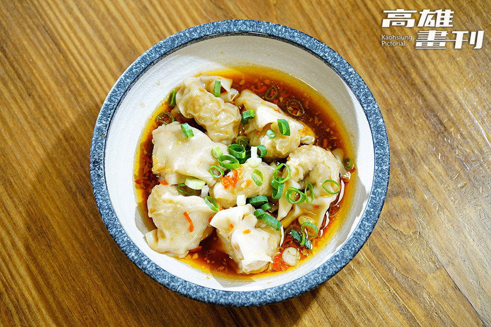 阿哲拿手的港式點心絕活，將鮮肉雲吞巧妙融入燒賣餡，改良後變身成辣味抄手，香辣的滋味讓人一口接一口。(攝影/曾信耀)