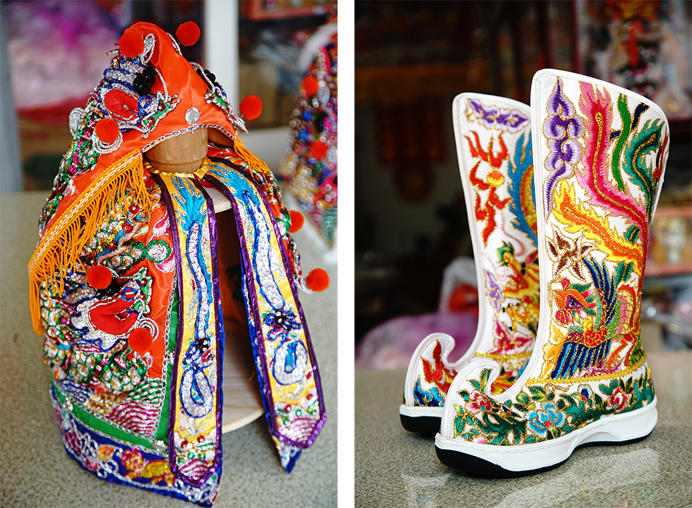 (左)神明衣依位階，穿著顏色不相同。(右)刺繡在鞋子上，花色更細緻。（攝影/曾信耀）
