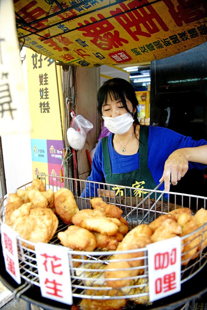 方家雞蛋酥第二代一直維持老店作風，只做原味、紅豆、花生、咖哩四種口味。（攝影/曾信耀）