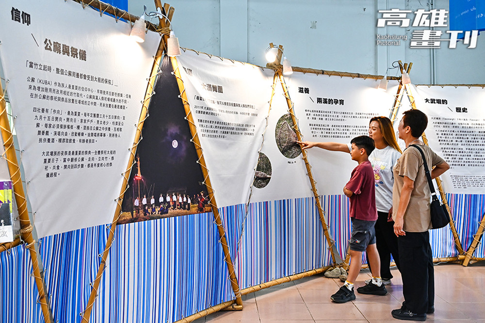 兩溪大滿館展示了高屏溪流域平原與原鄉部落的遷徙故事，把握難得的機會來欣賞大滿族精湛的刺繡工藝。（攝影/Carter）