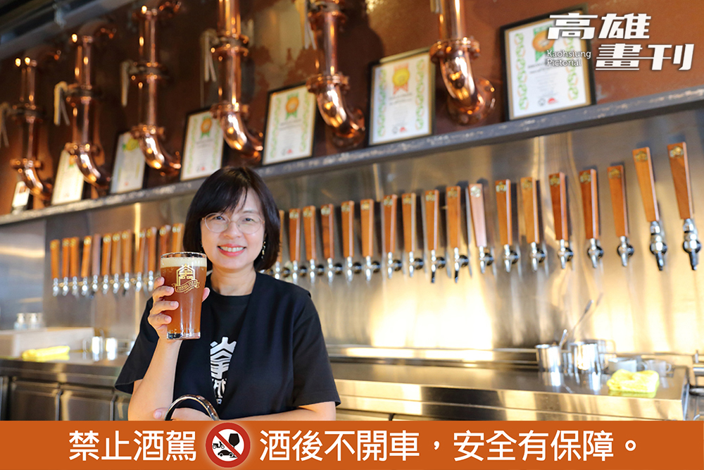 掌門精釀餐酒館棧貳庫店經理Nicole表示不過濾、不滅菌、不添加非天然香料的天然堅持，搭配手工釀造的職人精神，掌門精釀啤酒打造出多款屢獲國際啤酒大賽殊榮的經典酒款。（攝影/Carter）
