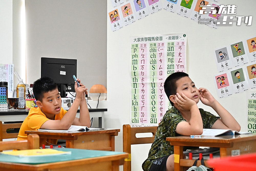 老師以台語教學，並搭配教育部公告的臺灣台語羅馬字拼音，引導學生學習。(攝影/Carter)