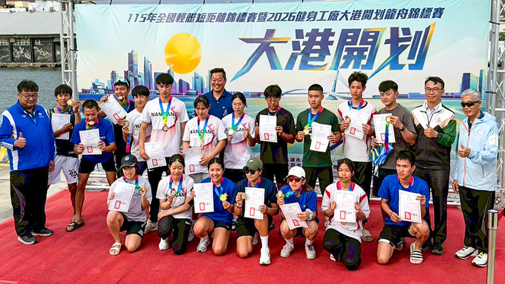 輕艇隊參加大港盃賽事，榮獲公開混合組第三名(後排右四)與國女組K1-200M第七名佳績(前排右二，施汶蕙同學)。(圖片提供/高雄市立立德國民中學)