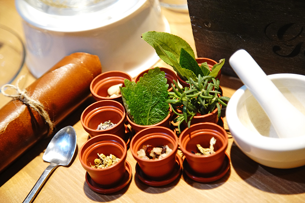 飲品「魔女香料園」摘採自家種植的香料，連食器都超有漫畫感。（攝影/曾信耀）