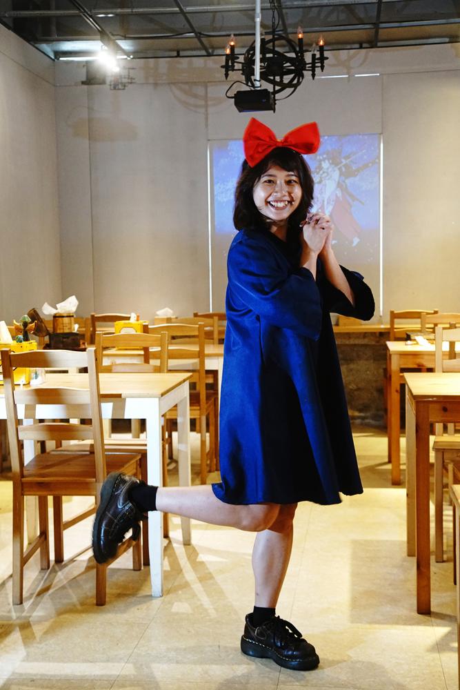 日本動畫大師宮崎駿筆下「魔女宅急便」主角琪琪，店員cosplay上場。（攝影/曾信耀）