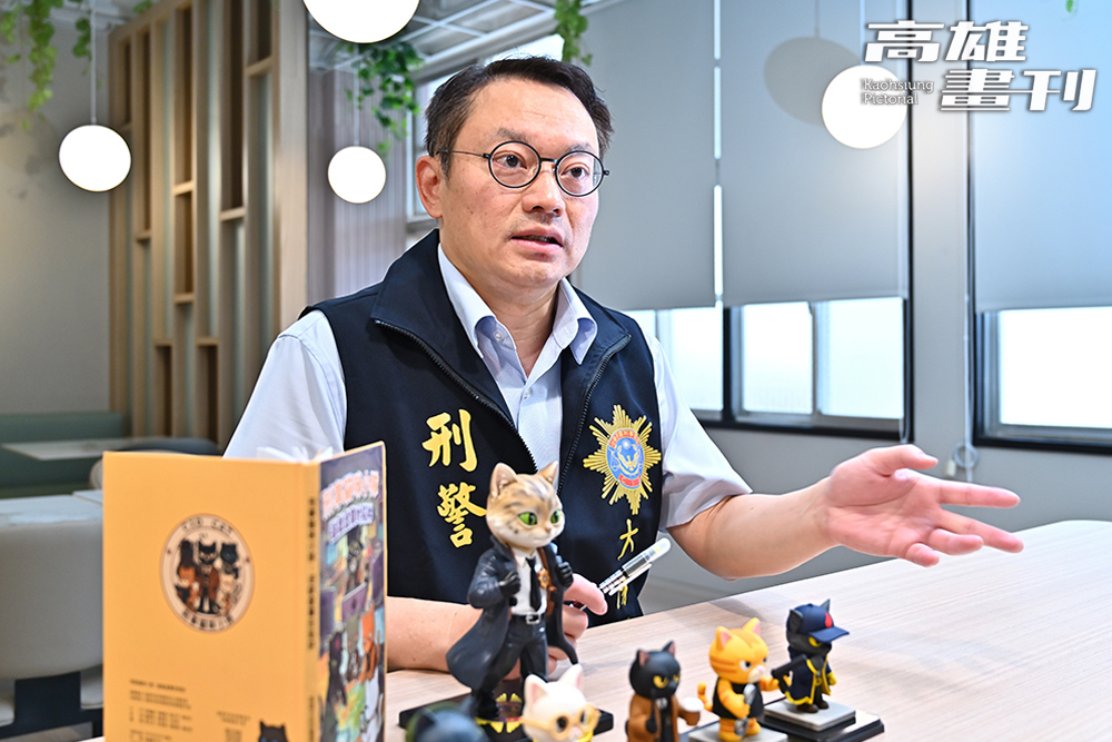 大隊長鄢志豪攜手「刑事貓咪小隊」，向民眾宣導防詐觀念。(攝影/Carter)