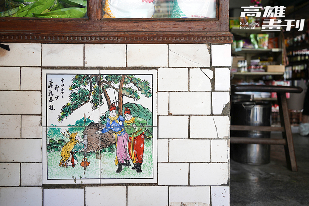 百年雜貨店「震興商號」，店門展示櫃也珍藏一塊手繪磁磚，畫中二十四孝鹿乳奉親的故事生動細緻。(攝影/Cindy Lee)