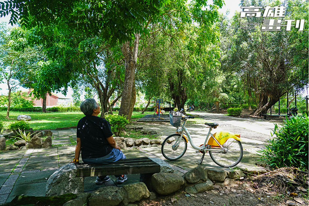 四周綠意環繞的二仁溪親水公園，即使在炎熱夏日，也能感受到微風輕拂的清涼與放鬆。(攝影/曾信耀)