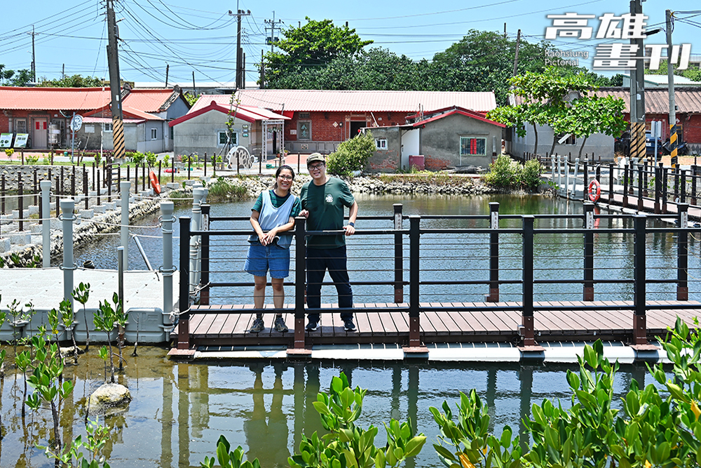 永安新港社區推動低碳養殖與「零魚廢」循環系統、進行海草與珊瑚復育等成果，獲第10屆國家環境教育獎優等殊榮，圖為社區發展協會執行長陳坤成賢伉儷。（攝影/Carter）