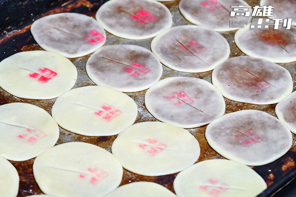 郭進福解釋，純手工製作的白香餅原型其實是臺南椪餅，為了讓討海人攜帶方便，當年改良作法與配方，才有後來薄薄一片的吃法。（攝影/Carter）