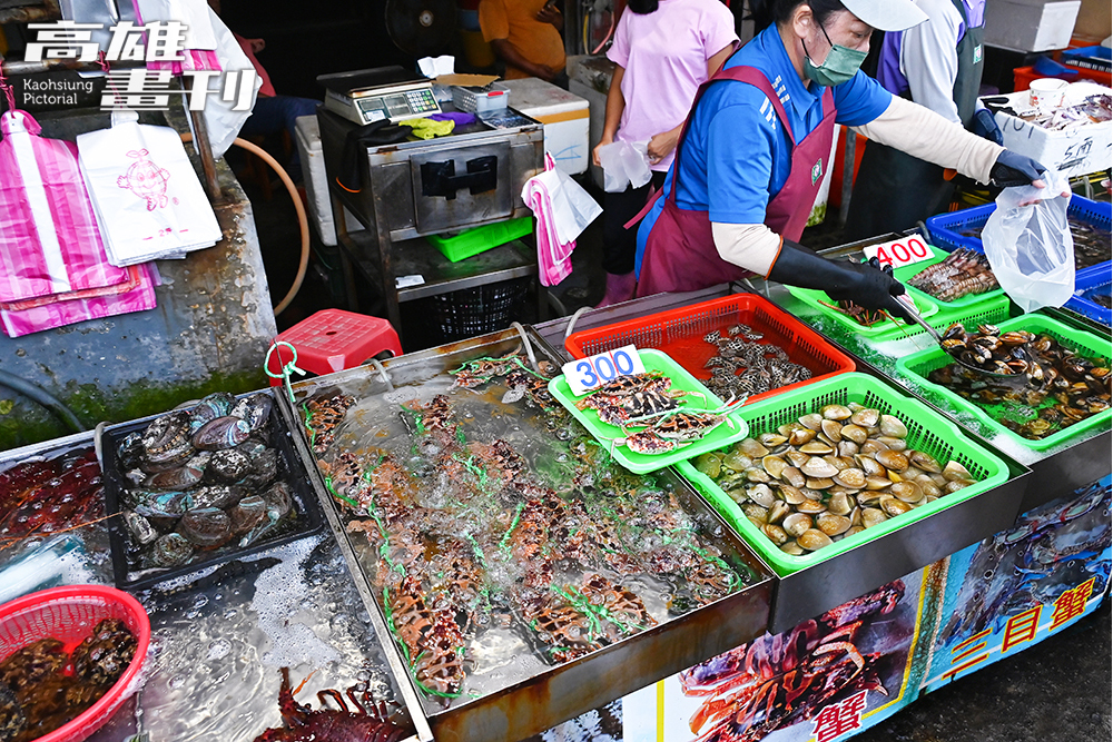 興達港觀光漁市販賣著各式「現撈仔」漁獲，鮮魚、活蝦、貝類及活蟹等，真正的尚青。（攝影/Carter）