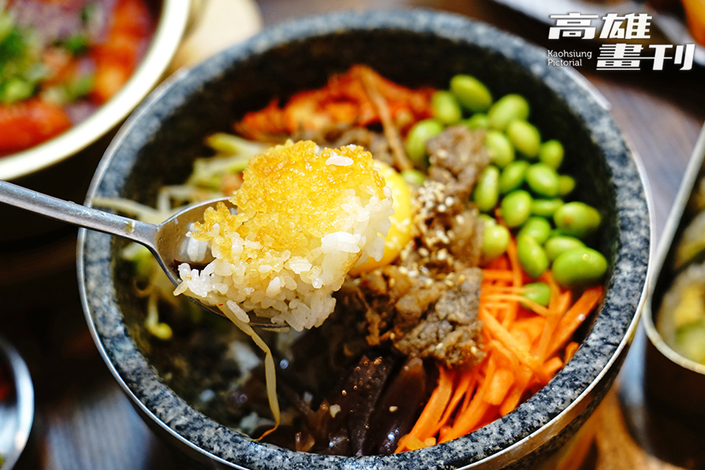 店內拌飯講究火候掌控，選用特製石鍋將米飯高溫燜烤至微焦酥香，形成金黃鍋巴，為整體口感增添層次與香氣。(攝影/曾信耀)