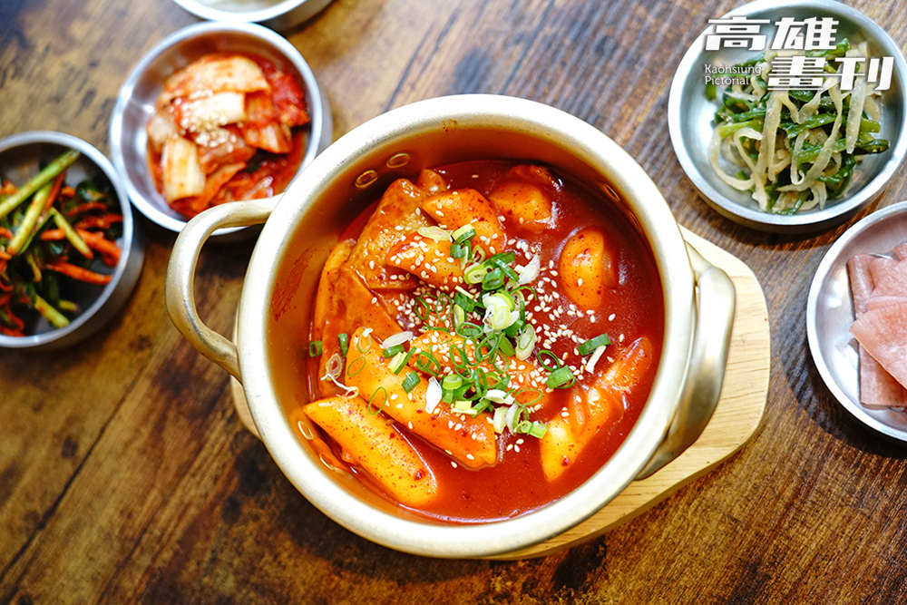 辣炒年糕搭配飯捲共食，是韓國街頭常見的道地吃法。(攝影/曾信耀)