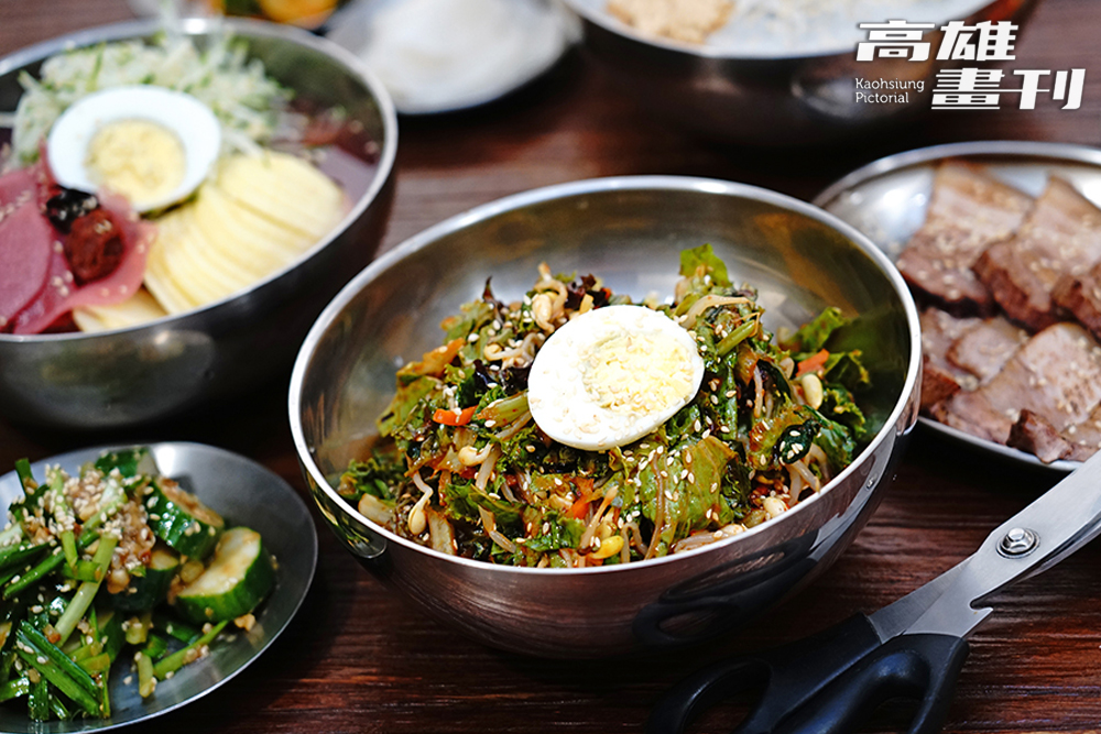 「野菜辣拌冷麵」清爽帶辣，入口層次分明，是夏日食慾不振時的開胃選擇。(攝影/曾信耀)