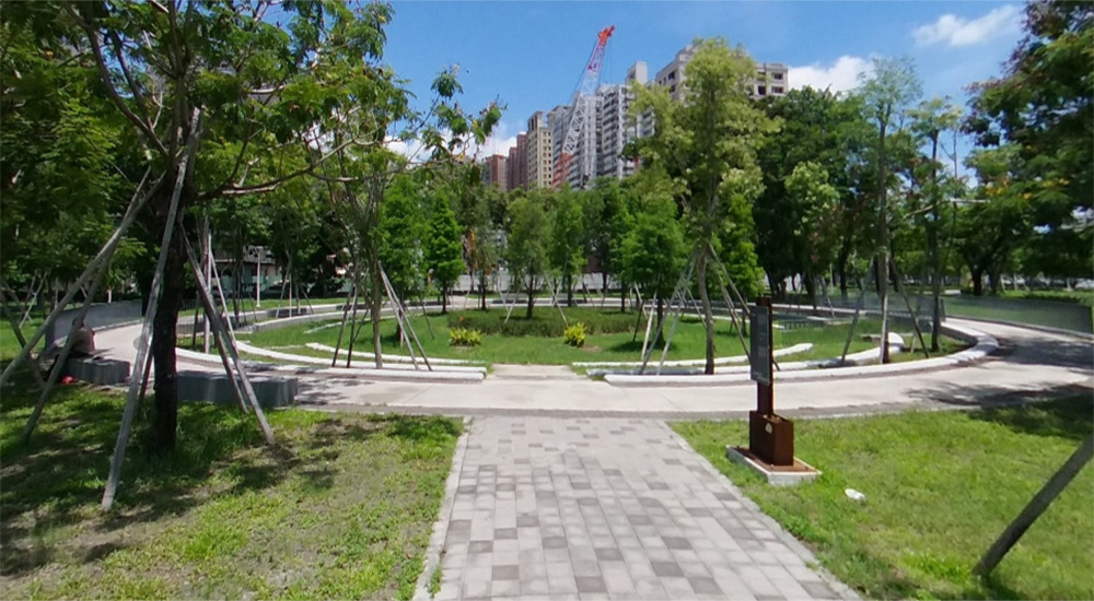 左營區鐵路綠園道(翠華路與新莊一路交叉口)設置沉思森林作為滯洪與降溫空間。(圖片提供/高雄市政府都市發展局)