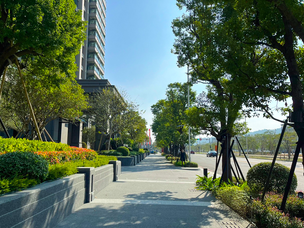 鼓山區青海段建物外圍，留有友善人行環境與連續性遮蔭空間。(圖片提供/高雄市政府都市發展局)