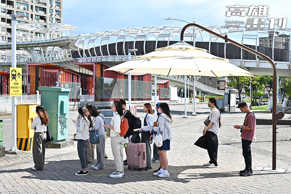 特製白色遮陽傘可同時容納10至12位市民停等紅綠燈或候車，在繁忙街角形成一處處白色的臨時遮蔭空間。(攝影/Carter)