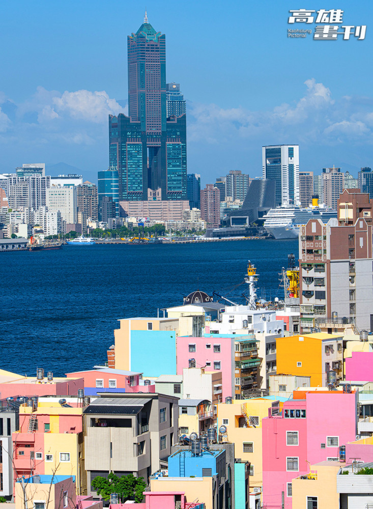 從高雄燈塔觀景平台回望，港灣、船隻及旗津彩繪屋等美景，是俯瞰高雄港灣最迷人的視角。(攝影/黃敬文)